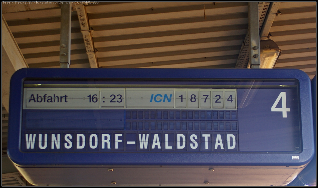 Zugzielanzeiger am Bahnsteig 4 im Bahnhof Schnefeld Flughafen. Am 29.09.2013 zeigte er einen ICN nach Wnsdorf Waldstadt an. Leider gibt es keine InterCityNight (ICN) mehr, dafr fuhr der Regio nach Wnsdorf Waldstadt pnktlich ab.
