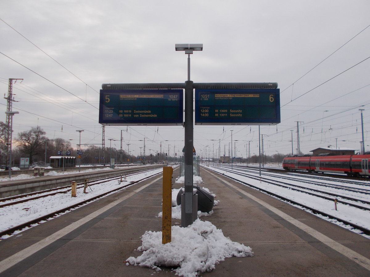 Zugzielanzeiger,auf Gleis 3 und 4,am 22.Januar 2018,in Stralsund.
