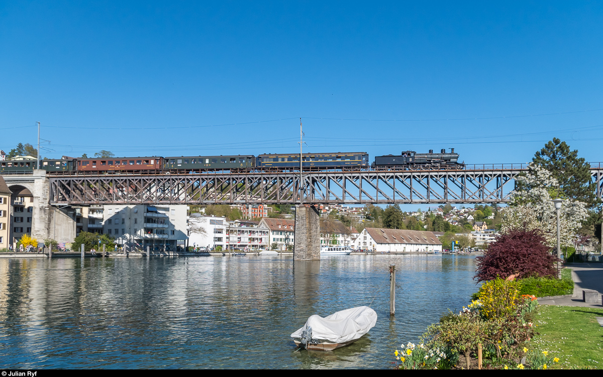 Zum 100-jährigen Jubiläum von Lenins Zugfahrt von Zürich nach Petrograd führte das Schweizerische Landesmuseum zusammen mit SBB Historic am Nachmittag des 9. April 2017 eine Sonderzugfahrt von Zürich nach Etzwilen durch. Die Hinfahrt führte via Schaffhausen, wo der von der A 3/5 705 geführte Zug gerade die Rheinbrücke Feuerthalen überfährt.