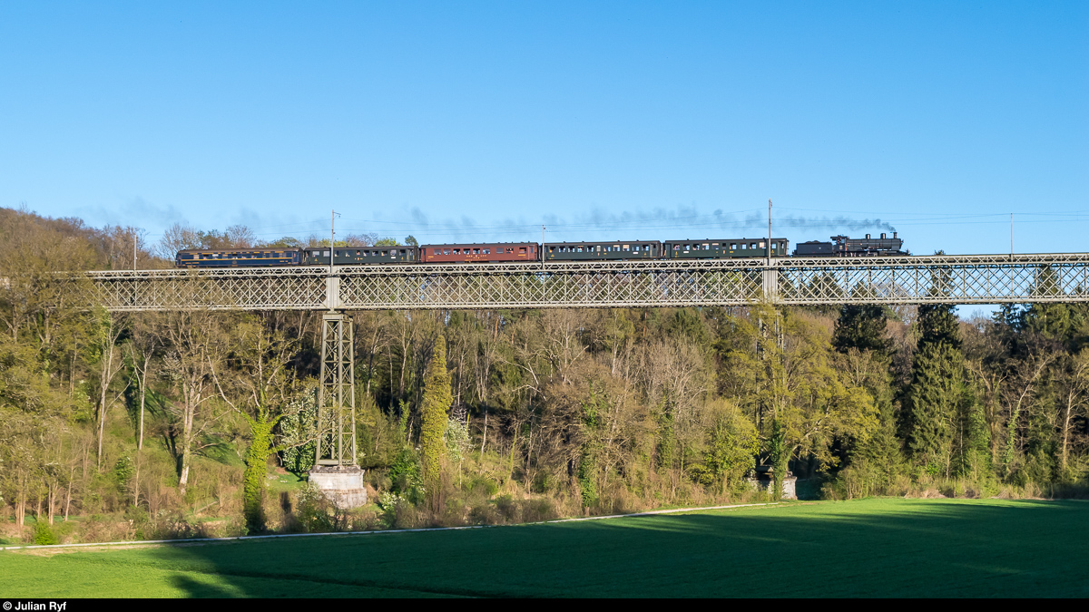 Zum 100-jährigen Jubiläum von Lenins Zugfahrt von Zürich nach Petrograd führte das Schweizerische Landesmuseum zusammen mit SBB Historic am Nachmittag des 9. April 2017 eine Sonderzugfahrt von Zürich nach Etzwilen durch. Die Rückfahrt führte den Zug via Winterthur wieder nach Zürich, hier bei der Überquerung der Thurbrücke Ossingen.