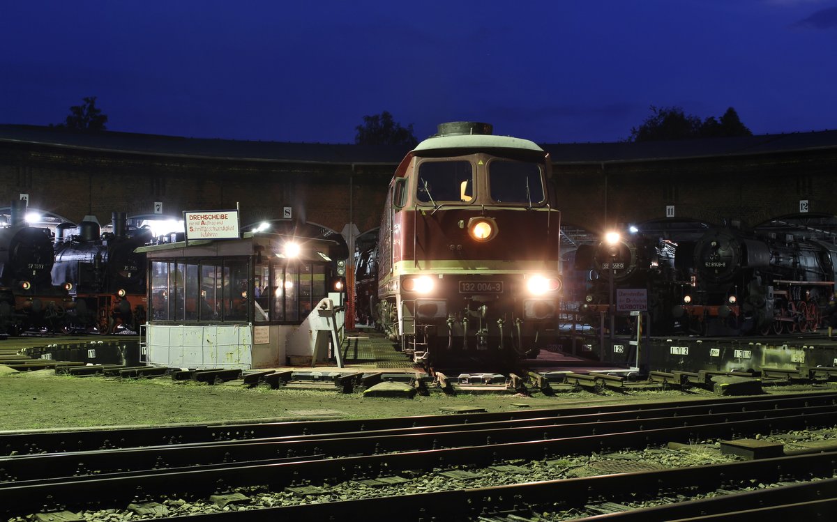 Zum 27.Heizhausfest in Chemnitz-Hilbersdorf sah man am 17.08.18 zur Nachtfotoparade die 132 004-3(LEG) auf der Drehscheibe. 