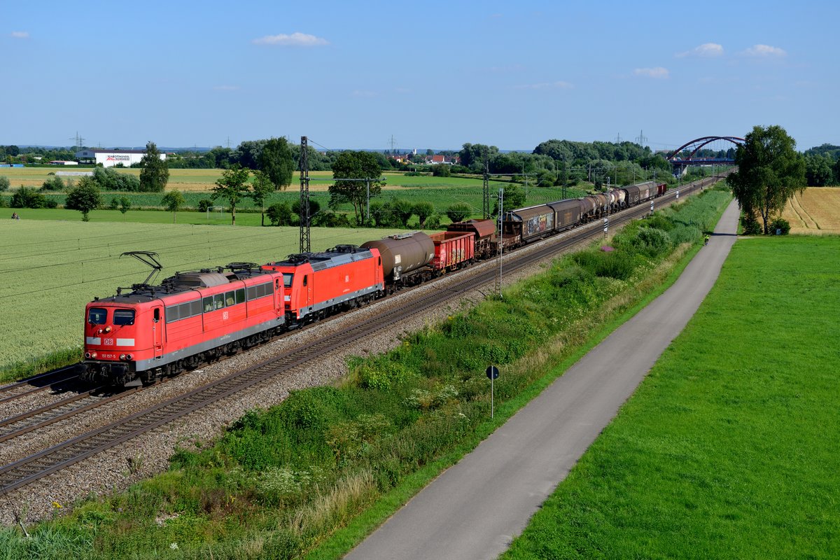 Zum Abschluss der Fototour vom 30. Juni 2015 wurde dann noch in Nordheim für Züge in Richtung Donauwörth Station gemacht. Vor einem schönen gemischten Güterzug konnte 151 157 abgelichtet werden, hinter der eine 185.2 kalt mitlief.