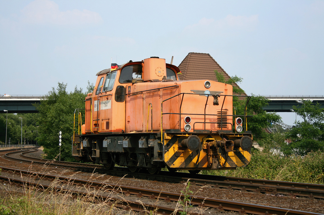 Zum Aufnahmezeitpunkt war diese Lok (Kraus-Maffei M 700 C, Fabriknummer 19818) für die TSR Recycling GmbH & Co. KG in Duisburg-Ruhrort im Einsatz.
Aktuell ist die Lok bei der TSR Rhein-Ruhr GmbH in Dortmund aktiv und trägt dort mittlerweile ein rotes Farbkleid.