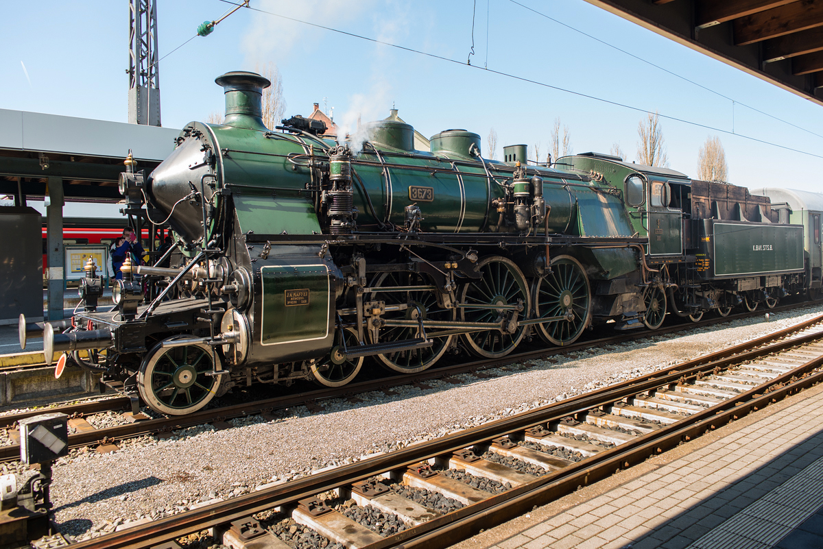 Zum Auftakt ihres 100. Jubiläumsjahres führt die bayerische S 3/6 3673 einen Zug von Nördlingen nach Lindau und retour. Am späten Vormittag des 24.03.2018 hat sie Lindau erreicht.

Hersteller: J.A. Maffei, München
Fabriknr.: 4536
Abnahmedatum: 01.08.1918
Erst-Bw: München Hbf
Umbeheimatungen: Augsburg, Ingolstadt, Lindau, Neu-Ulm, Ulm, Winterthur
Heimat-Bw. z.Z.d. Aufnahme: BEM Nördlingen
Eigentümer z.z.d. Aufnahme: Bayerisches Eisenbahnmuseum Nördlingen
ursprüngl. Fahrzeugnr.: 3673
UIC-Nr.: 90 80 0018 478-2 D-BYB
Betreibernr. z.Z.d. Aufnahme: 3673
Umnummerierungen: 18 478
z-Stellung: 13.04.1959
Ausmusterung: 14.07.1960
Radsatzfolge: 2'C1'h4v
Vmax (km/h): 120
Leistung (Psi): 1.770
Dienstmasse mit Tender (t): 135
Dienstmasse ohne Tender (t): 90
max. Radsatzfahrmasse (t): 17
LüP (mm): 23.230