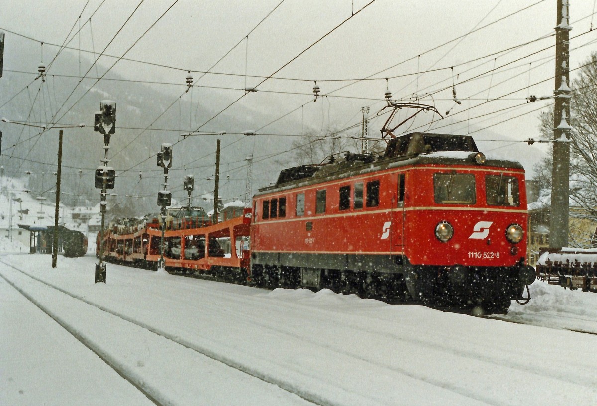 Zum damaligen Semesterferienbeginn fuhren noch viele Verstärkerzüge, so wie hier beim D-16062 der erfreulicherweise noch mit der 1110.522 bespannt wurde zu sehen ist. St.Anton/A. im Februar 1987