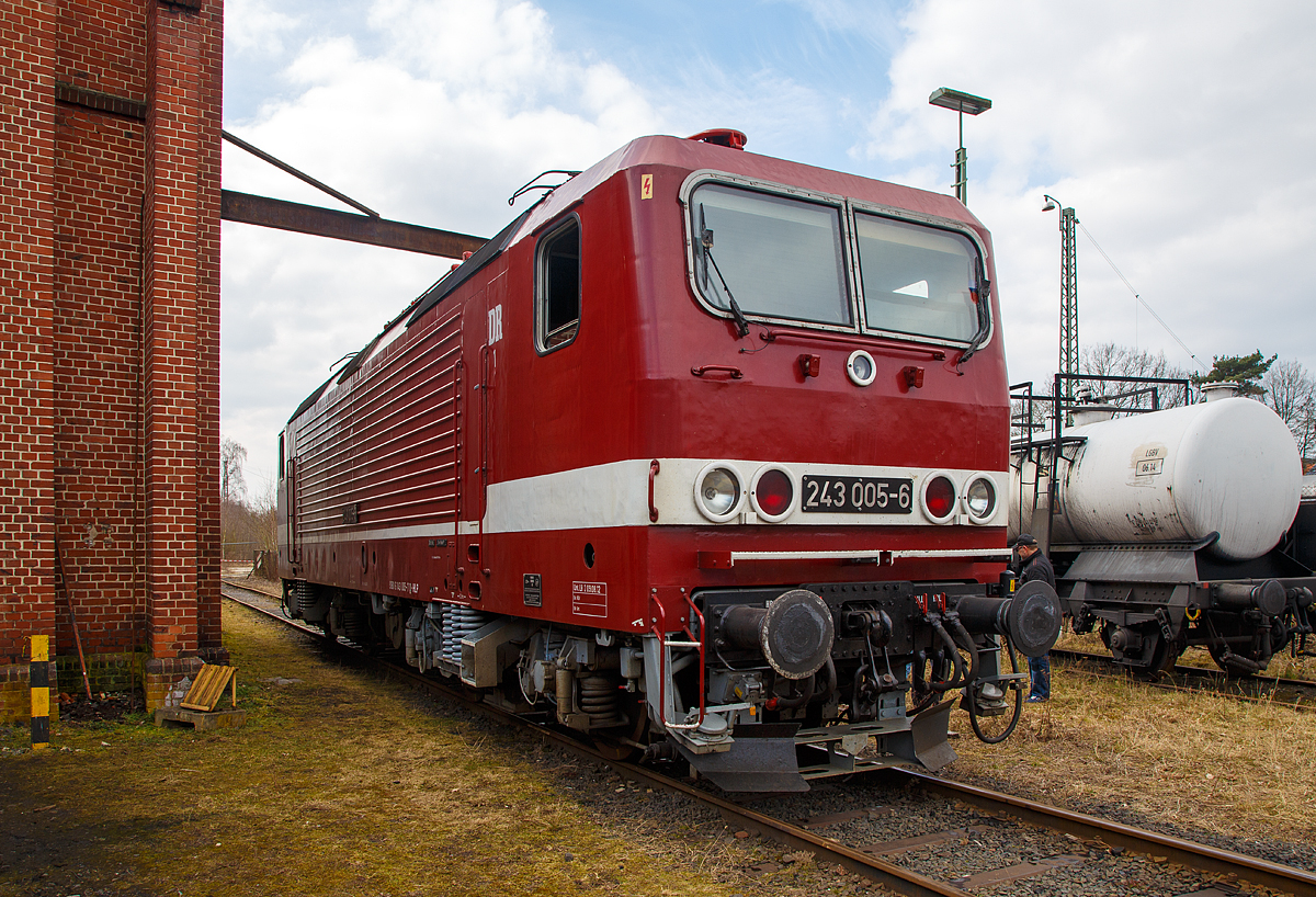 
Zum Jubiläum 30 Jahre Eisenbahnfreunde Treysa e.V. gab es am 24.03.2018 ein Lokschuppenfest in Treysa (Ortsteil der Stadt Schwalmstadt). 

Die ex DR 243 005-6 (91 80 6143 005-7 D-HLP), ex DB 143 005-7, steht neben dem  Lokschuppen. Eigentümer der Lok ist das DB Museum Nürnberg, welches sie als Leihgabe an BSW-Gruppe Traditionsgemeinschaft Bw Halle P e. V. gegeben hat, die die Lok z.Z. betriebsfähig betreibt.

Die Lok wurde 1984 bei LEW (VEB Lokomotivbau Elektrotechnische Werke Hans Beimler Hennigsdorf) unter der Fabriknummer 18228 gebaut und als DR 243 005-6 an die Deutsche Reichsbahn geliefert, 1992 erfolgte die Umzeichnung in DR 143 005-7 und zum 01.01.1994 in DB 143 005-7. Bereits ab 2012 war die Lok als Leihgabe an DB Museum, Nürnberg (Außenstelle Halle (Saale) gegangen, aber die eigentliche Ausmusterung erfolgte erst 2015 bei der DB.
