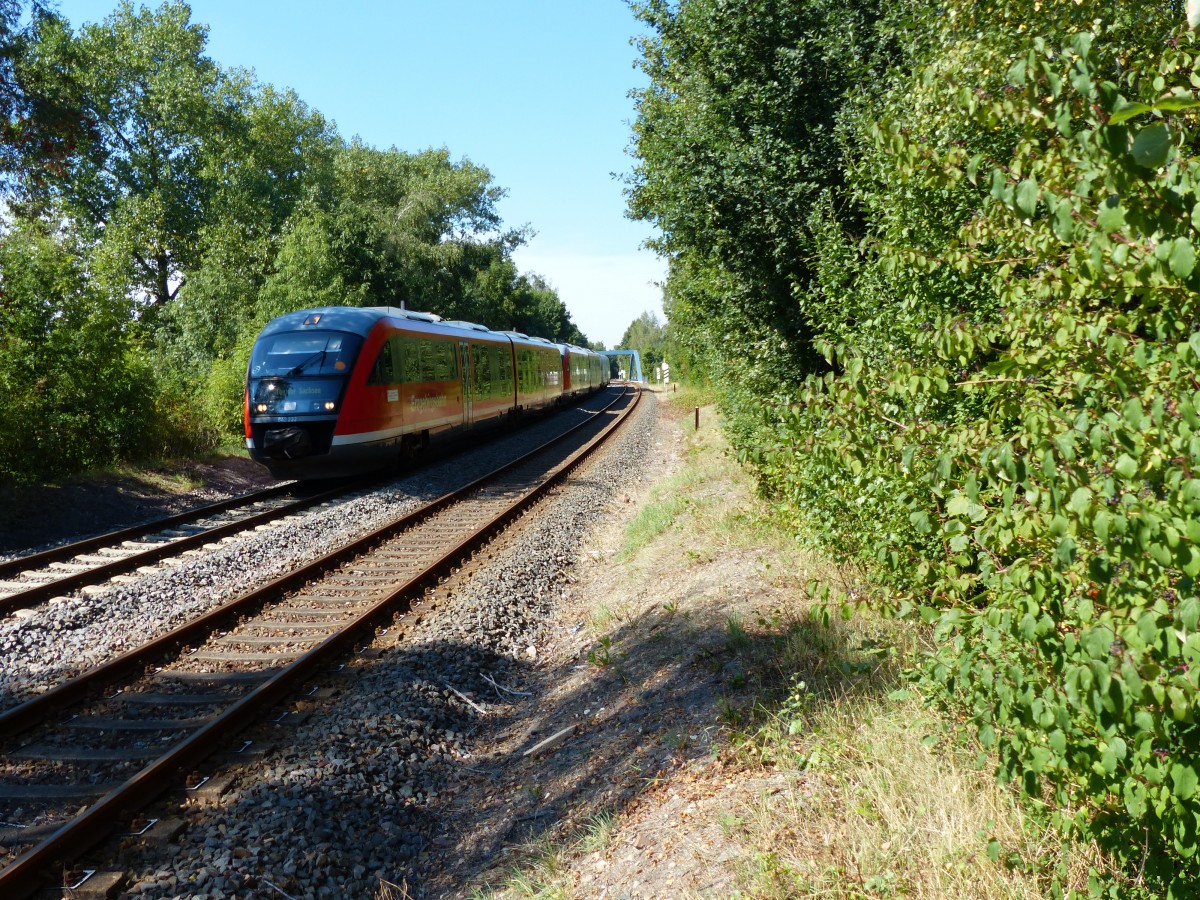 Zum Tag der Sachsen in Schwarzenberg fuhr die Erzgebirgsbahn im  Doppelpack . Hier hing noch an den 2 roten  der VT26 der Vogtlandbahn als Sonderzug aus Plauen dran.07.09.2013.