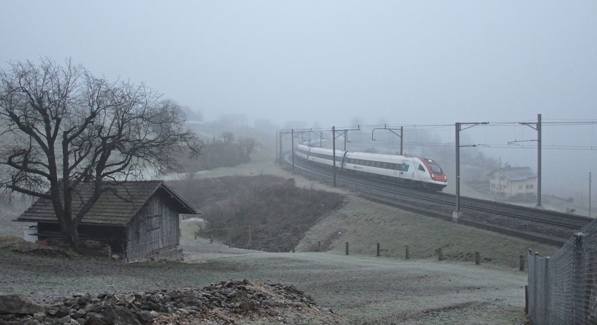 Zum Zeitpunkt der Aufnahme dauerte es nur noch wenige Tage, bis auf der Gotthard-Bergstrecke endgültig Ruhe einkehren würde. Ein unbekannt gebliebener ICN (RABDe 500) fährt oberhalb Erstfeld in Richtung Norden. 07.12.2016