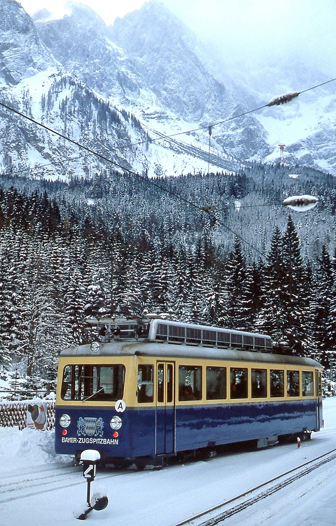 Zur Abkühlung an diesen heißen Tagen ein Bild aus dem Januar 1980: Ein Triebwagen der Bayerischen Zugspitzbahn verläßt den Bahnhof Eibsee in Richtung Schneefernerhaus. An diesem Tag lagen auch die Tagestemperaturen im zweistelligen Minusbereich.