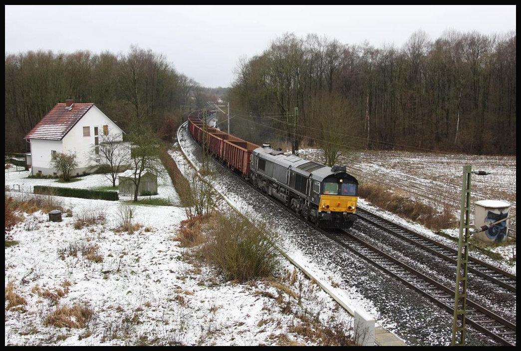 Zur Fahrtstrecke der Schrottzüge zwischen Osnabrück Hafen und dem Stahlwerk in Georgsmarienhütte gehört auch ein kurzes Stück über die Rollbahn zwischen Hasbergen und Osnabrück. Class 66 Nummer 8653-01 ist mit ihrem Leerzug zum Hafen Osnabrück unterwegs und kommt hier bei winterlichem Wetter am 17.1.2018 um 14.22 Uhr durch die Bauernschaft Osnabrück Hörne.