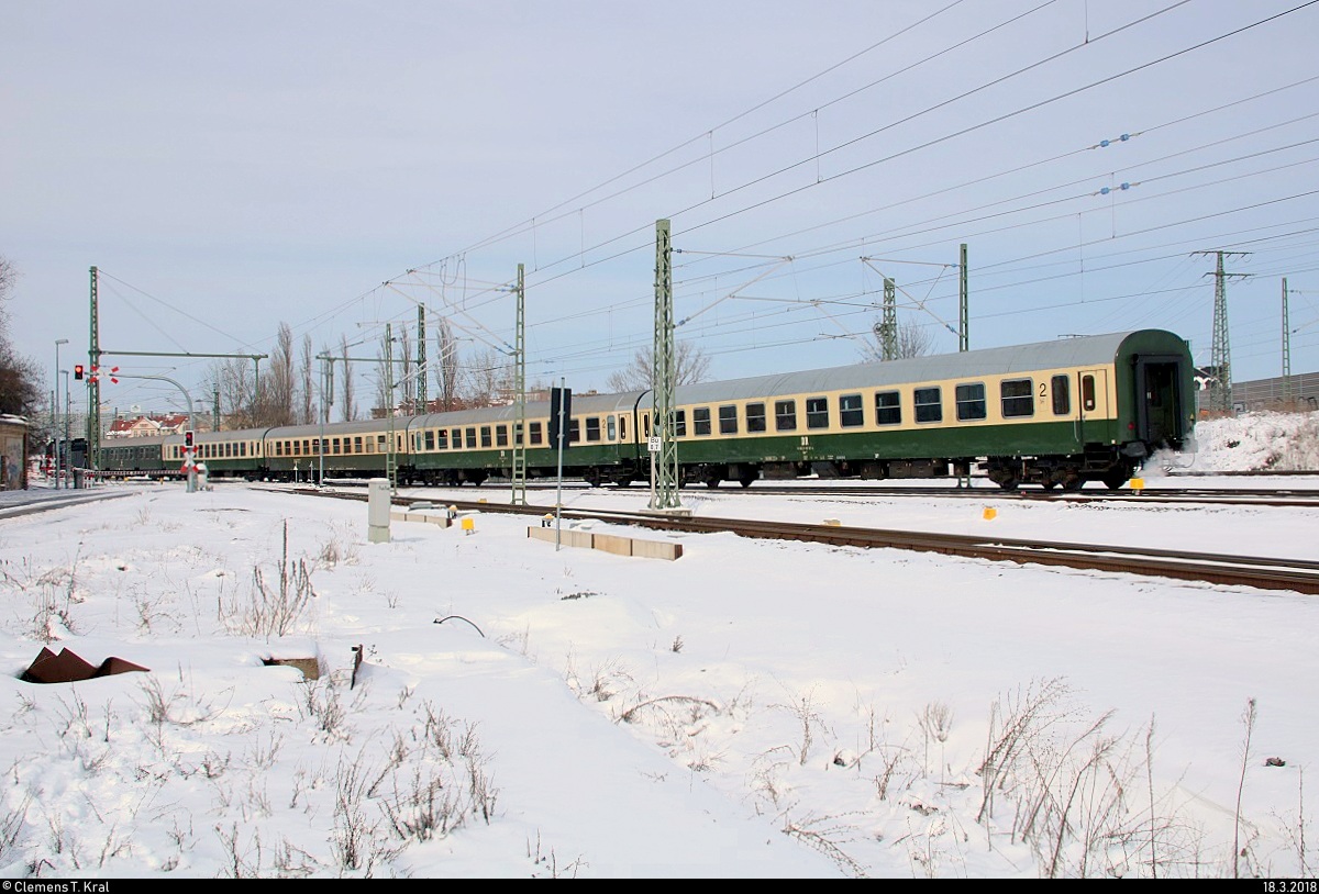 Zur richtigen Zeit am richtigen Ort...
Nachschuss auf ehemalige DR-Personenwagen des IGE Werrabahn Eisenach e.V. mit Zuglok 41 1144-9 als verspäteter Halloren-Express von Greiz nach Halle(Saale)Hbf, der in Halle (Saale), Karl-von-Thielen-Straße, auf der Ostumfahrung für den Güterverkehr fährt. [18.3.2018 | 12:11 Uhr]