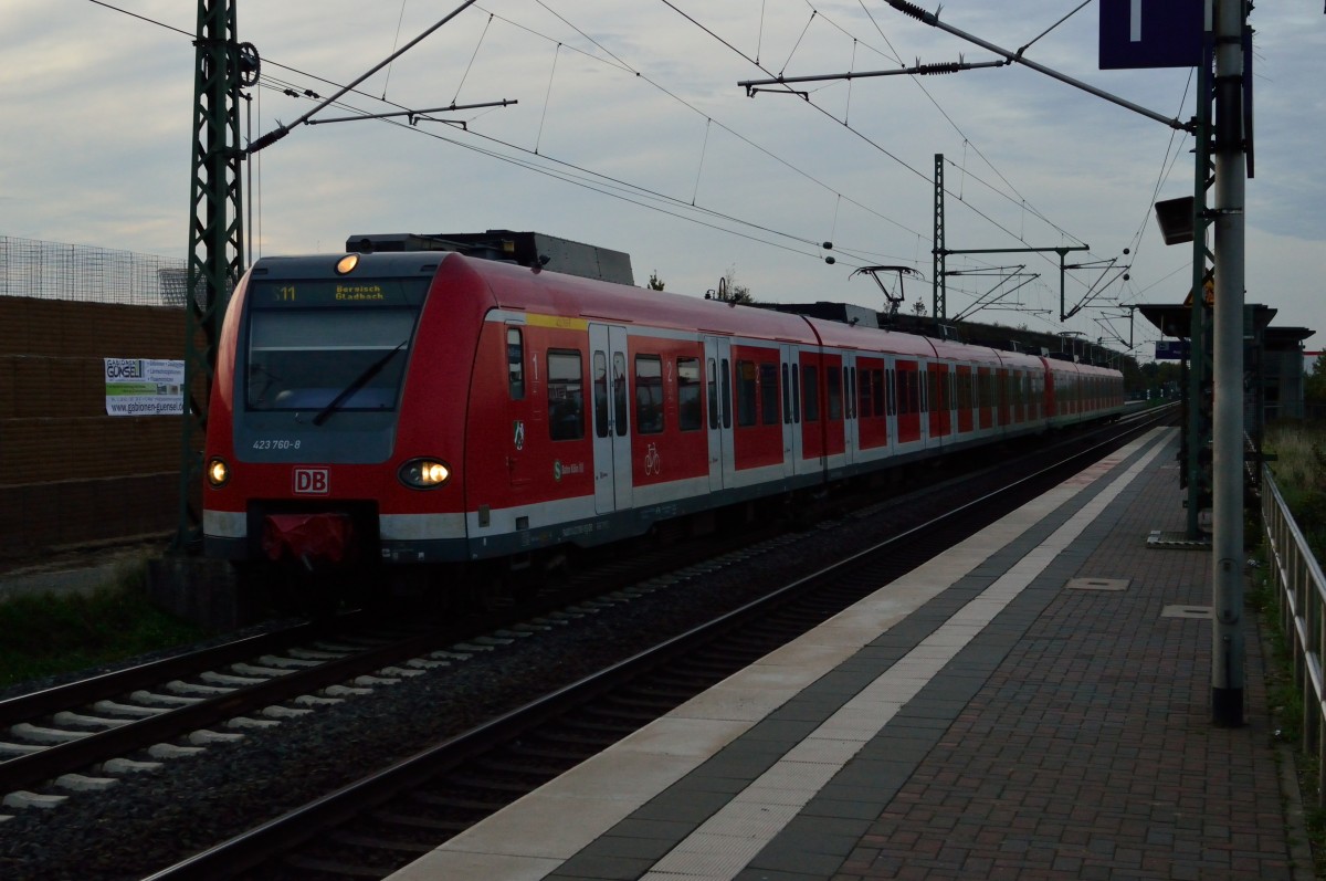 Zur spteren Abendstunde, im letzten Licht des Tages erwischte ich einen vom 423 760-8 gefhrten S11 Zug der in Richtung Bergisch Gladbach fuhr. 3.10.2013