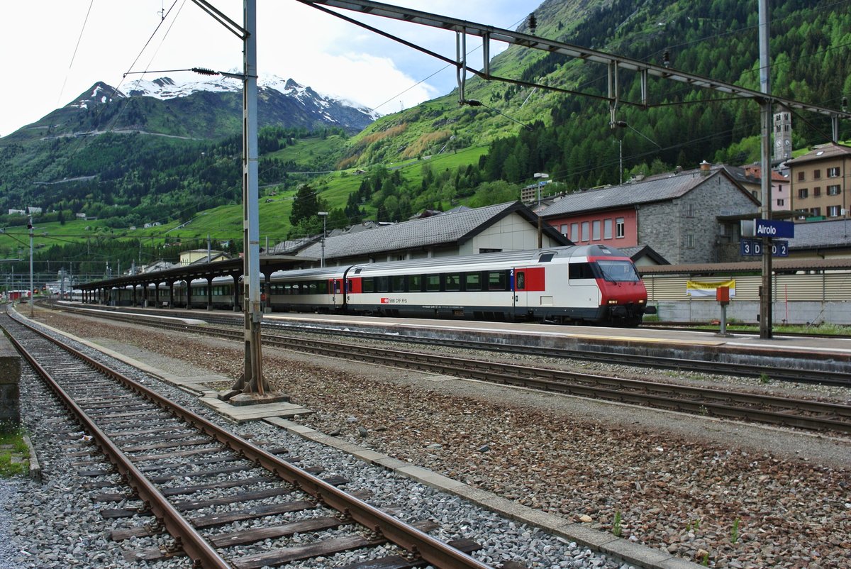 Zur Zeit noch selten am Gotthard; ein EWIV Pendelzug mit fhrendem Bt 50 85 28-94 933-4 als EXT 30957 Erstfeld-Biasca in Airolo, 06.06.2016.