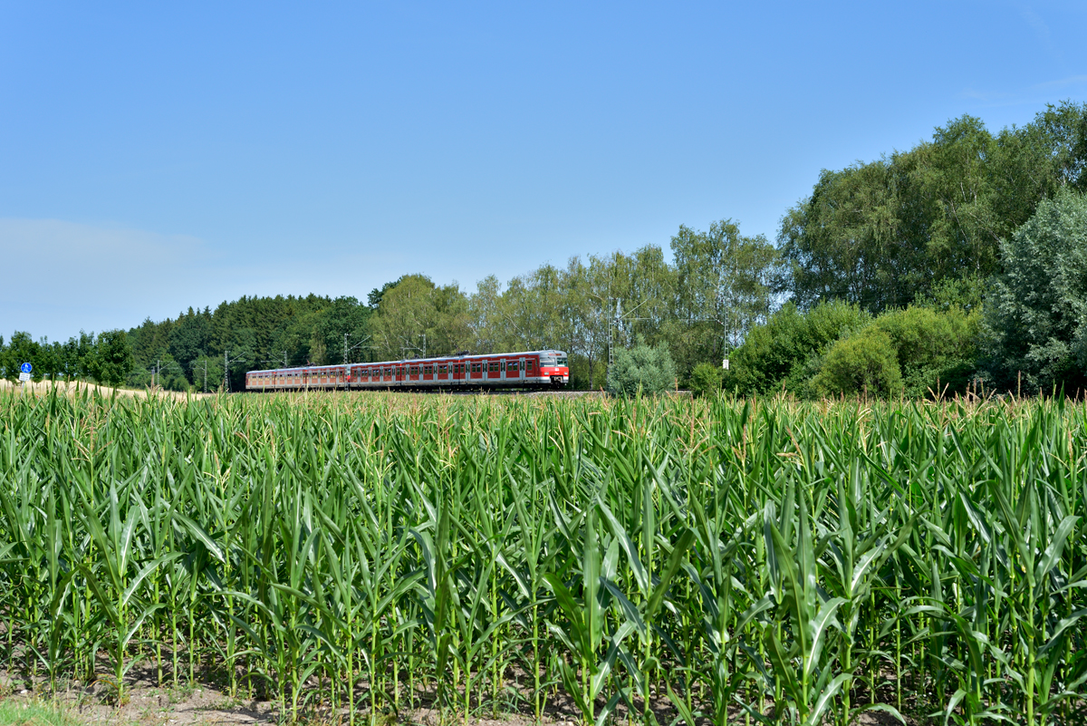 Zur Zeit verkehren an Wochenenden auch Triebzüge der BR 420 auf der S2 Erding - München - Petershausen/Altomünster. So konnte ein derartiges Doppelgespann, geführt von 420 470-7, am Sonntag, dem 09.07.17, in Poing verewigt werden.