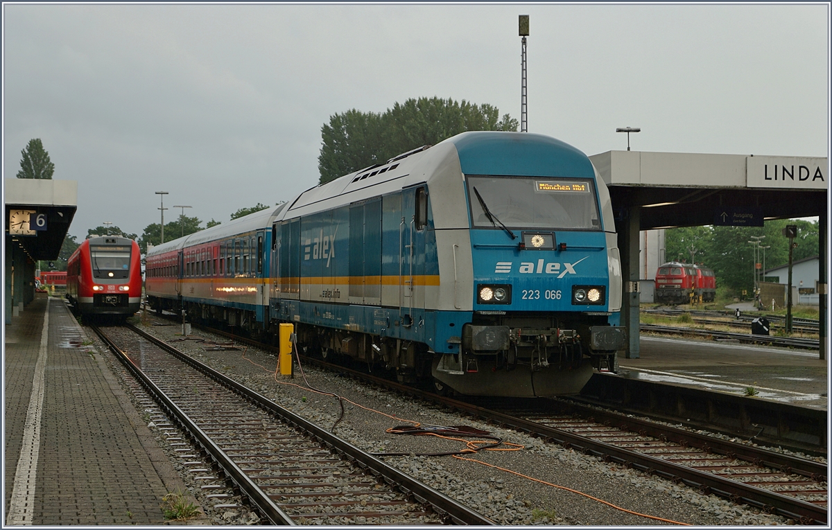 Zurecht kann man Lindau aus  Dieselparadies  bezeichnen, gibt es her doch allerlei  brummende  Lok und Triebzüge zu sehen, wie z.B. diese Alex 223 066 mit einem erschreckend kurzen Zug nach München. 
10. Juni 2017