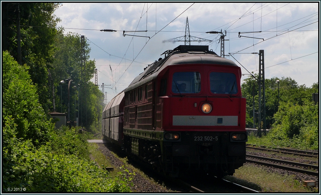 Zurck aus Wlfrath mit einen Kalkzug am Haken,die 232 502-5 auf den Weg ins Ruhrgebiet.Hier bei der Durchfahrt am alten Bahnhof von Lintorf,Mai 2013.