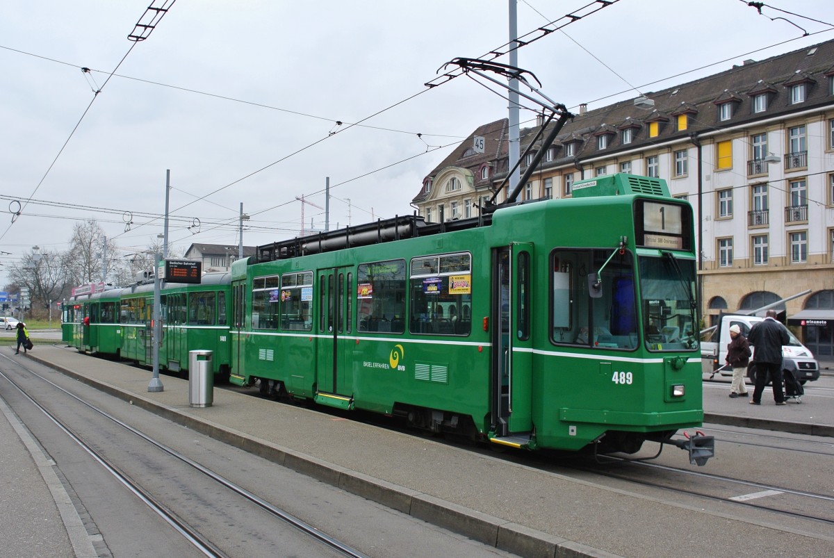 Zurzeit verkehrt ein 3-Wagen Tramzug ausnahmsweise mit zwei Niederflurwagen: Be 4/4 489 und die 1481+1494 auf der Linie 1 bei der Haltestelle Basel Badischer Bahnhof, 22.01.2014.