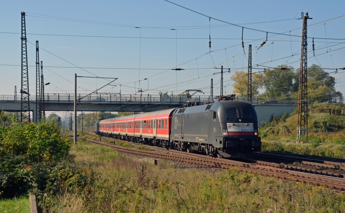 Zusammen mit 182 599 bespannte 182 514 am 12.10.15 eine RB von Eisenach nach Halle in Sandwich-Traktion. Hier erreicht das seltene Gespann Naumburg.