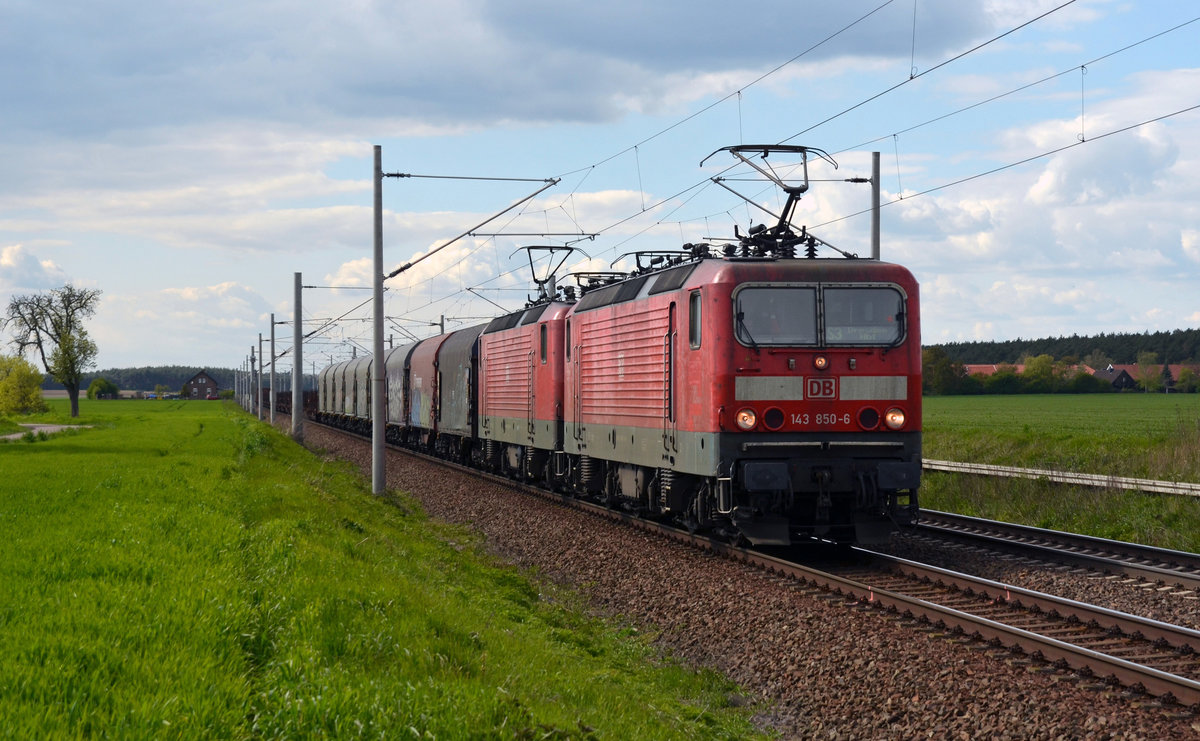 Zusammen mit ihrer Schwester 143 844 führte 143 850 am 29.04.17 einen gemischten Güterzug durch Rodleben Richtung Roßlau.