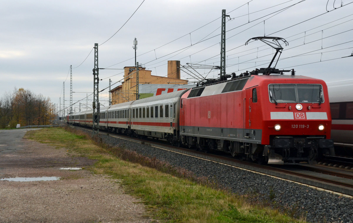 Zusammen mit ihrer Schwesterlok 120 132 beförderte 120 119 am 18.11.17 den IC 2304 nach Berlin durch Landsberg.