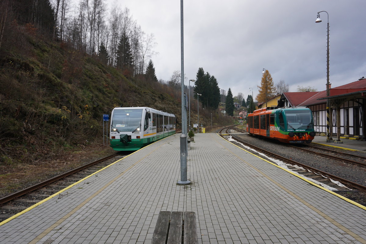 Zusammentreffen am 18.11.2017 in Kraslice. Vogtlandbahn VT40 nach Sokolov und der abgestellte GWTrain Sprinter 654 003