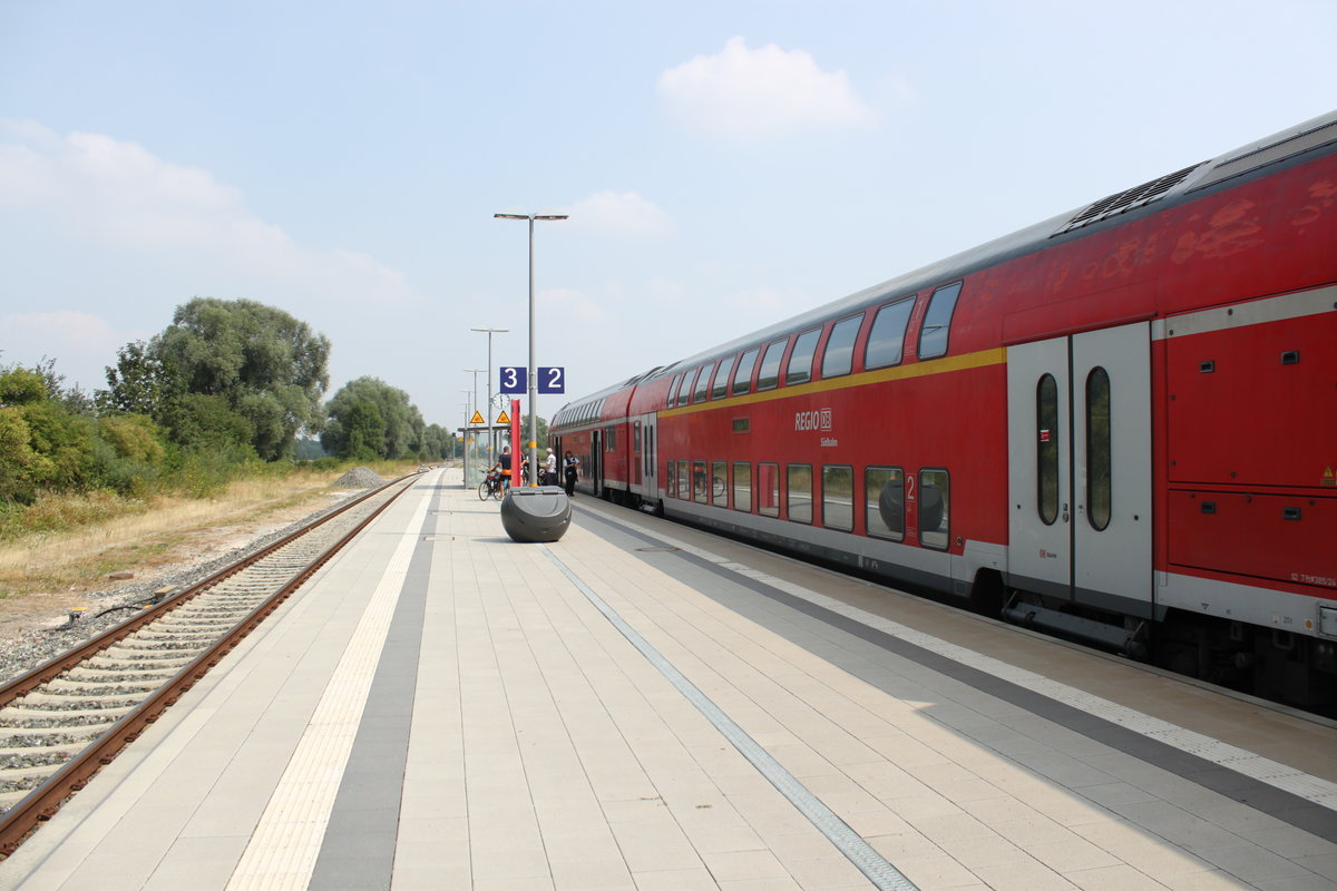 Zusteigehalt auf der Südbahn eines IRE Stuttagart - Lindau am 11.08.2015 im Bahnhof Laupheim West.