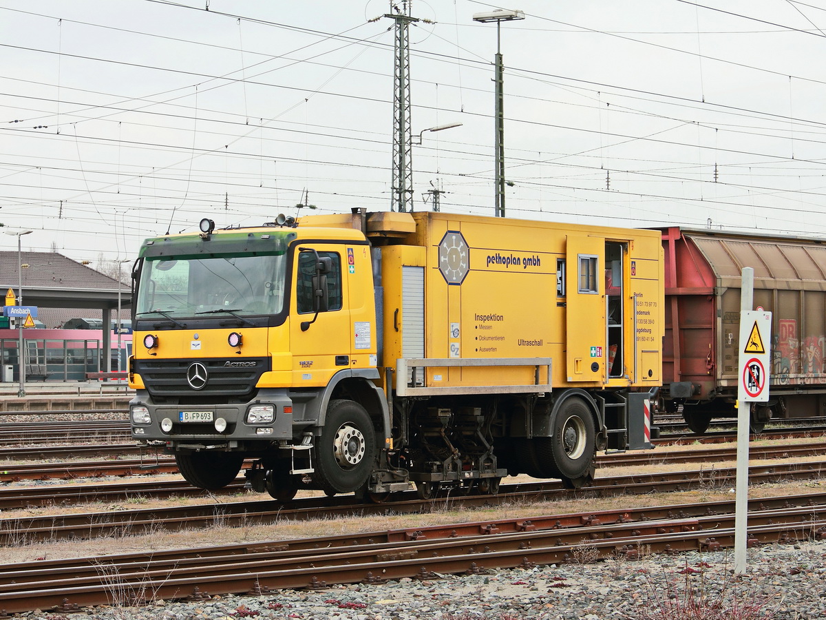 ZW DC Actros 1832 mit Ultraschall Schienenprüfeinrichtung, 97 59 03 536 60-8 der Firma Pethoplan GmbH steht am 15. März 2017 in Ansbach, Gesehen auf dem Weg zur Unterführung unter dem Bahnhof von der Südstadt zur Stadtmitte.