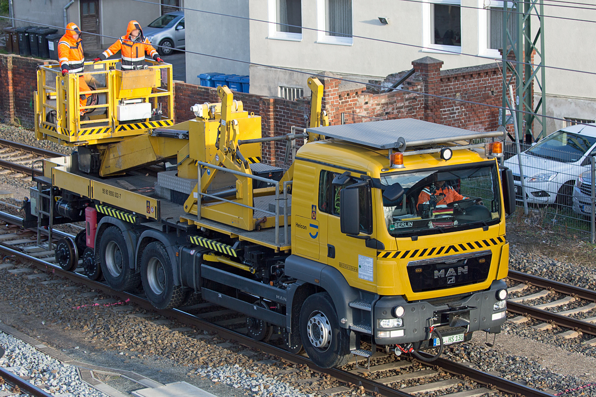 ZW-MAN 33.480 mit Wechselaufbauten (99 80 9906 002) der Fa. HEICON bei einer Rangierfahrt zu Oberleitungsarbeiten auf dem Bahnhof Bergen auf Rügen. - 25.10.2018