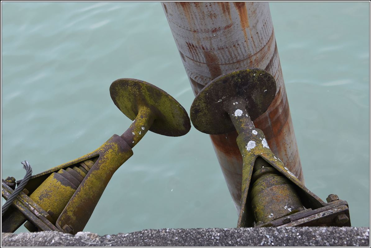 Zweckentfremdete Puffer im Hafen Romanshorn. (27.02.2018)