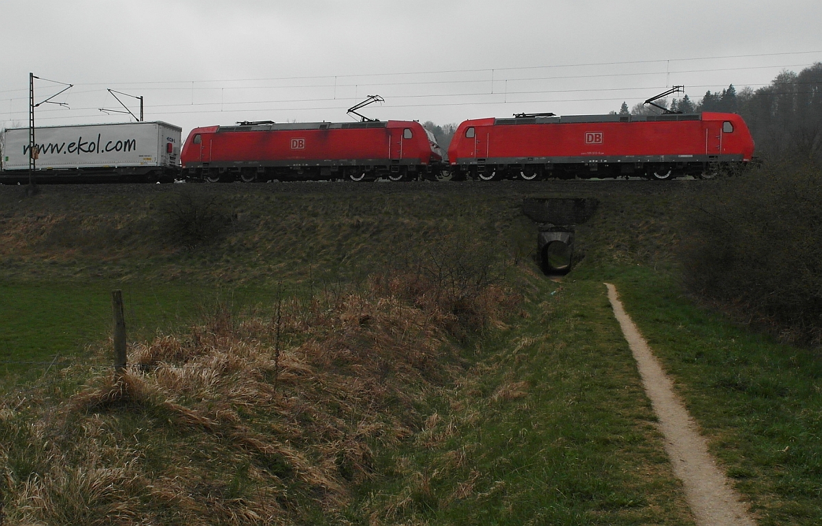 Zwei 185er berqueren die fr Fugnger einzige Mglichkeit, um zwischen den Orten Lonsee und Urspring auf die andere Seite des Bahndamms zu gelangen (05.04.2014).