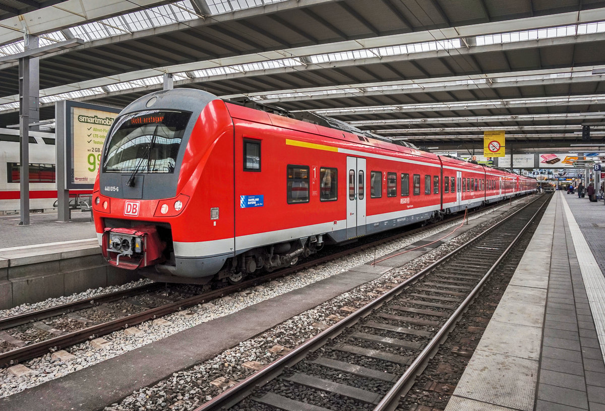 Zwei 440er des Fugger-Express stehen am 6.4.2017 in München Hbf.
Der vordere 440 war unterwegs als RB 57029 (Donauwörth - Augsburg Hbf - München Hbf).
440 015-6 war unterwegs als RB 57229 (Dinkelscherben - Augsburg Hbf - München Hbf).