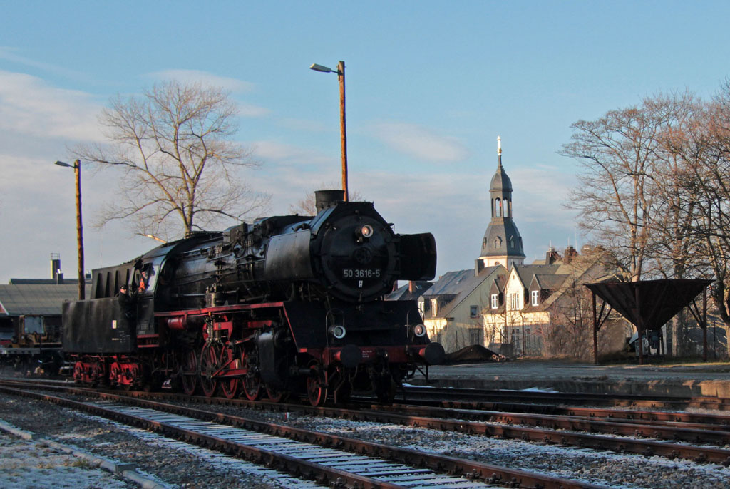 Zwei Advents-Pendelfahrten führten 50 3616-5 am 14.12.2013 mal wieder nach Schlettau. Diese Aufnahme entstand beim Umsetzen der Lok im dortigen Bahnhof.
