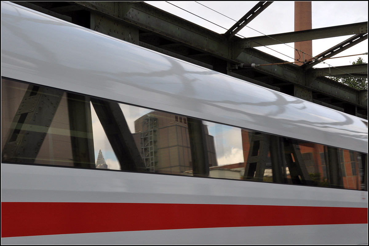 Zwei Bänder -

Einmal spiegelnd, einmal Rot. Ein ICE 3 auf der Main-Neckar-Brücke in Frankfurt am Main.

12.07.2012 (J)