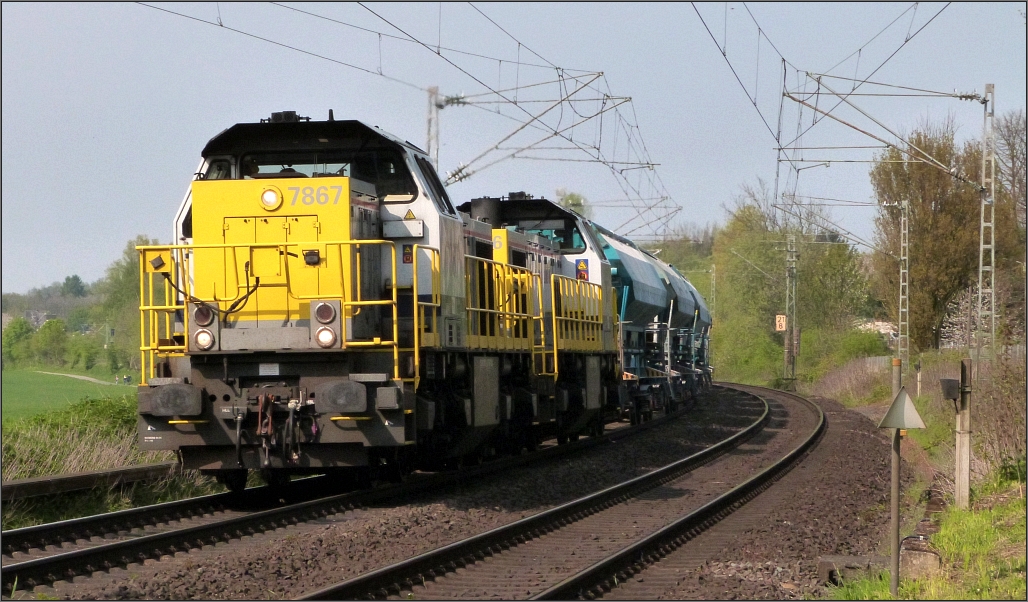 Zwei belgische Reeks 78´ger befördern einen Kalkleerzug nach Aachen West, hier zu sehen im Gleisbogen auf der Kbs 485 bei Rimburg am 02.Mai 2016.