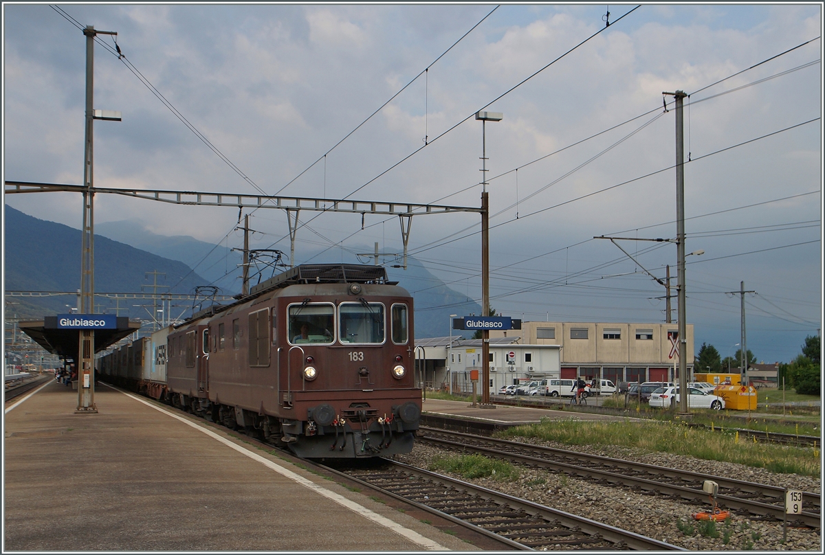 Zwei BLS Re 4/4 mit einem nordwärts fahrenden Güterzug in Giubiasco warten auf die Streckenfreigabe (Block/Distanz).
22. Juni 2015