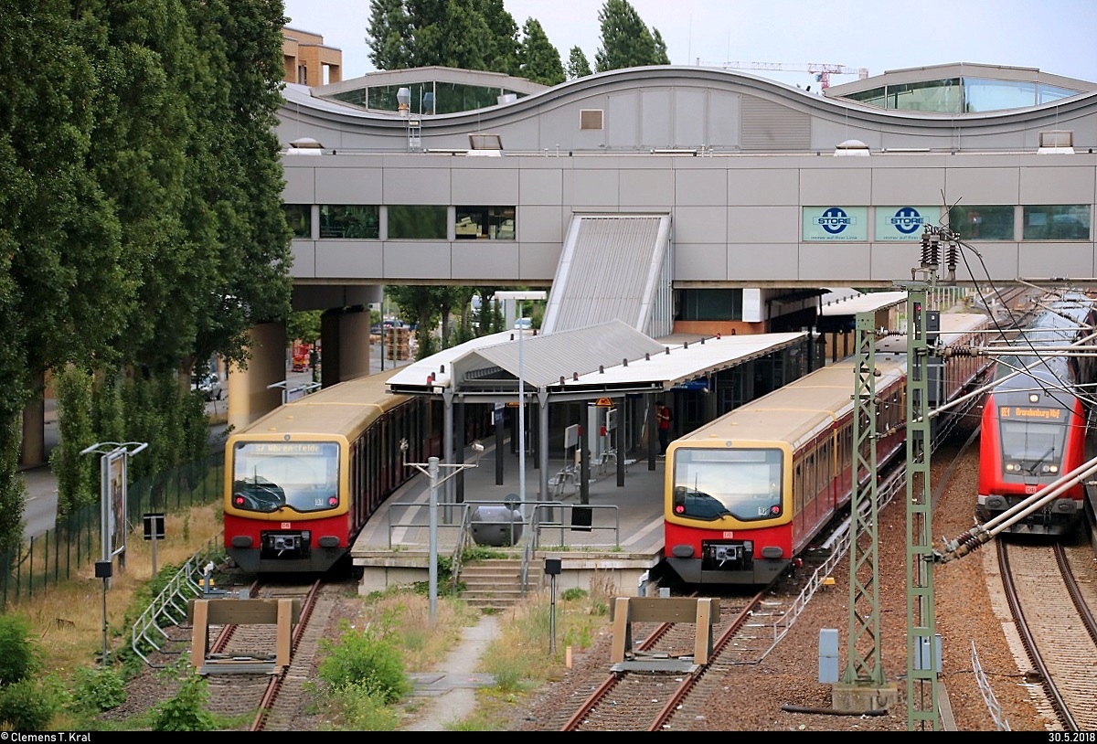 Zwei BR 481-Doppeltraktionen der S-Bahn Berlin als S7 von Ahrensfelde (S) stehen in ihrem Startbahnhof Potsdam Hbf auf Gleis 6 und 7. Die S-Bahnen fahren im 10-Minuten-Takt.
Nicht beabsichtigter Teil des Bildes ist ebenfalls RE 3186 (RE1) von Frankfurt(Oder) nach Brandenburg Hbf auf Gleis 3.
[30.5.2018 | 19:09 Uhr]