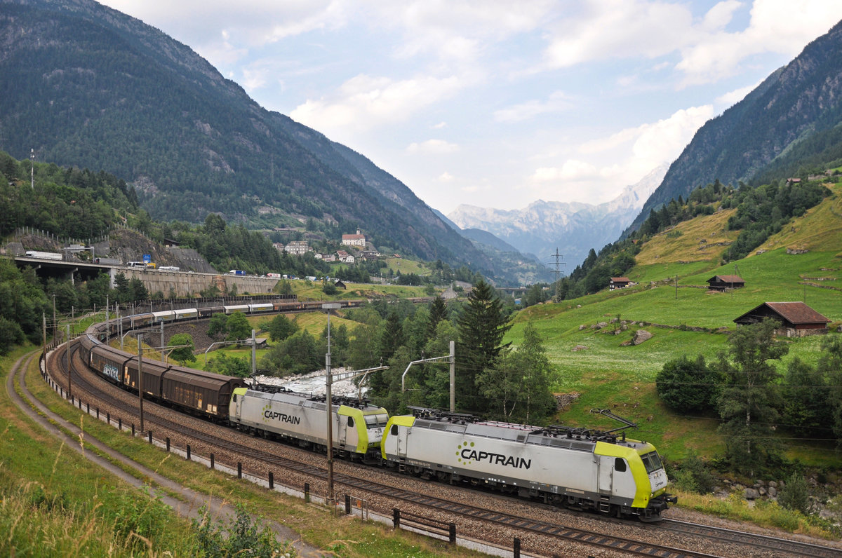 Zwei Captrain BR 185, führend die 185 550-1, ziehen ihren Güterzug die Gotthard-Nordrampe hinauf durch die Wattinger Kurve bei Wassen. 16.07.2015