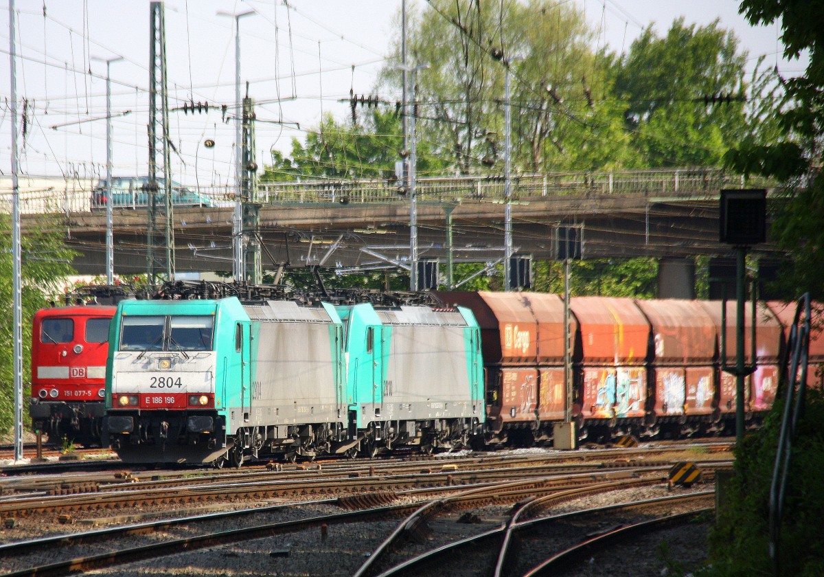 Zwei Cobra 2804 und 2810 kommen mit einem langen Kalkzug aus Yves-Gomezée(B) nach Millingen und fahren in Aachen-West ein. 
Aufgenommen vom Bahnsteig in Aachen-West bei schönem Sonnenschein am Nachmittag vom 4.5.2014. 