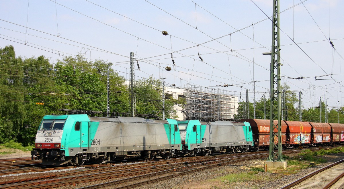 Zwei Cobra 2804 und 2810 kommen mit einem langen Kalkzug aus Yves-Gomezée(B) nach Millingen und fahren in Aachen-West ein. Aufgenommen vom Bahnsteig in Aachen-West bei schönem Sonnenschein am Nachmittag vom 4.5.2014. 