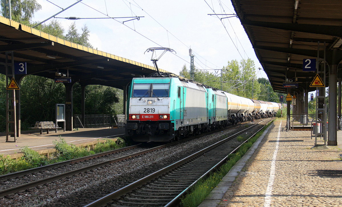 Zwei Cobra 2819 und 2822 kommen als Umleiter aus Richtung Viersen mit einem Kesselzug aus Ludwigshafen-BASF(D) nach Antwerpen-BASF(B)  und fahren in Richtung Venlo(NL).
Aufgenommen vom Bahnsteig 1 von Kaldenkirchen. 
Bei Sommerwetter am Nachmittag vom 3.9.2017. 