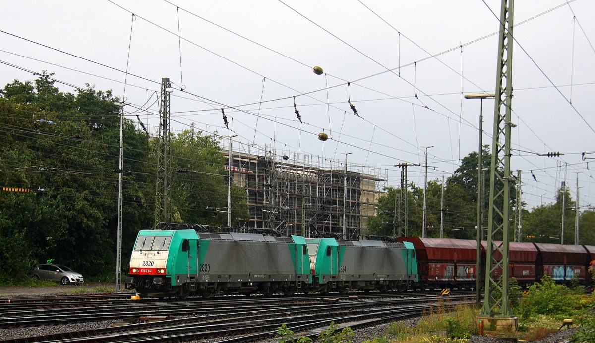Zwei Cobra 2820 und 2834  kommen mit einem langen Kalkzug aus Yves-Gomezée(B) nach Millingen und fahren in Aachen-West ein.
Aufgenommen vom Bahnsteig in Aachen-West bei Regenwetter am 22.8.2014.