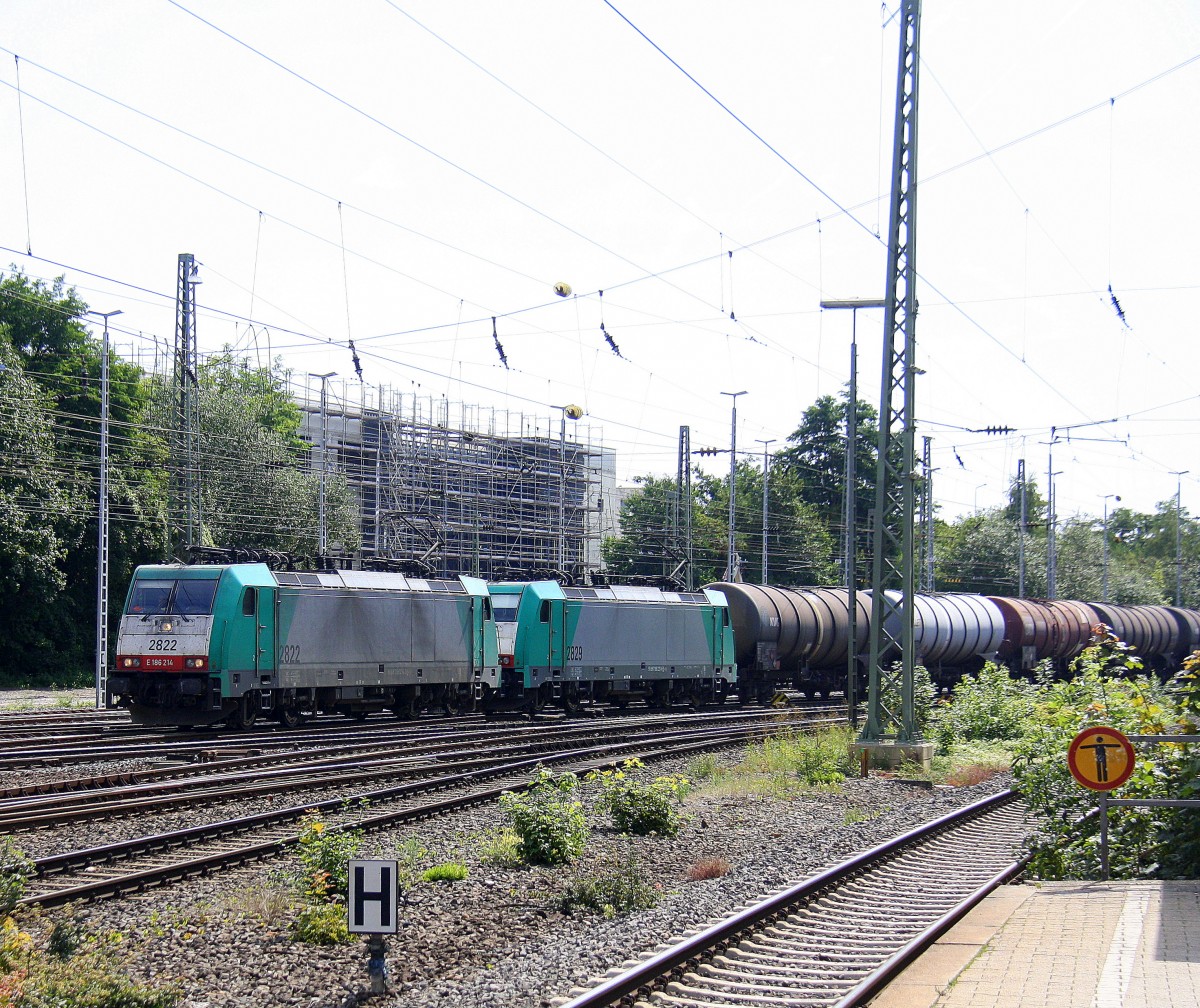 Zwei Cobra 2822 und 2829 kommen mit einem sehr langen Ölzug aus Antwerpen-Petrol(B) nach Basel(CH) und fahren in Aachen-West ein.
Aufgenommen vom Bahnsteig in Aachen-West bei schönem Sonnenschein am 6.8.2014. 