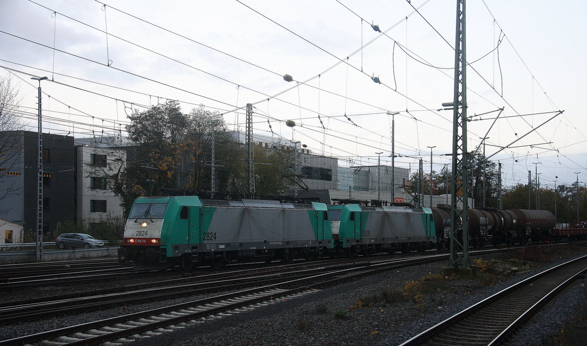 Zwei Cobra 2824 und 2828  kommen aus Richtung Köln,Aachen-Hbf,Aachen-Schanz mit einem Kesselzug aus Ludwigshafen-BASF(D) nach Antwerpen-BASF(B) und fahren in Aachen-West ein. Aufgenommen vom Bahnsteig in Aachen-West.
Am Kalten Nachmittag vom 19.11.2017.