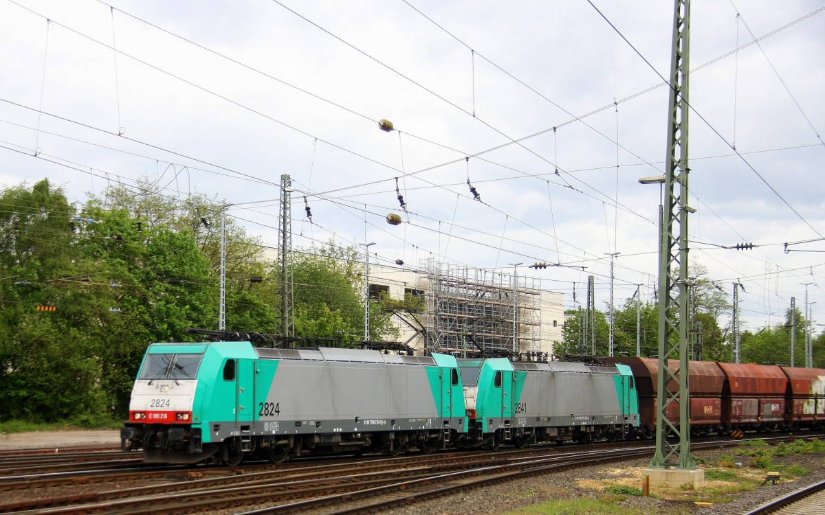 Zwei Cobra 2824 und 2841 kommen mit einem langen Kalkzug aus Yves-Gomezée(B) nach Millingen und fahren in Aachen-West ein. 
Aufgenommen vom Bahnsteig in Aachen-West bei Sonne und Wolken am Nachmittag vom 27.4.2014.