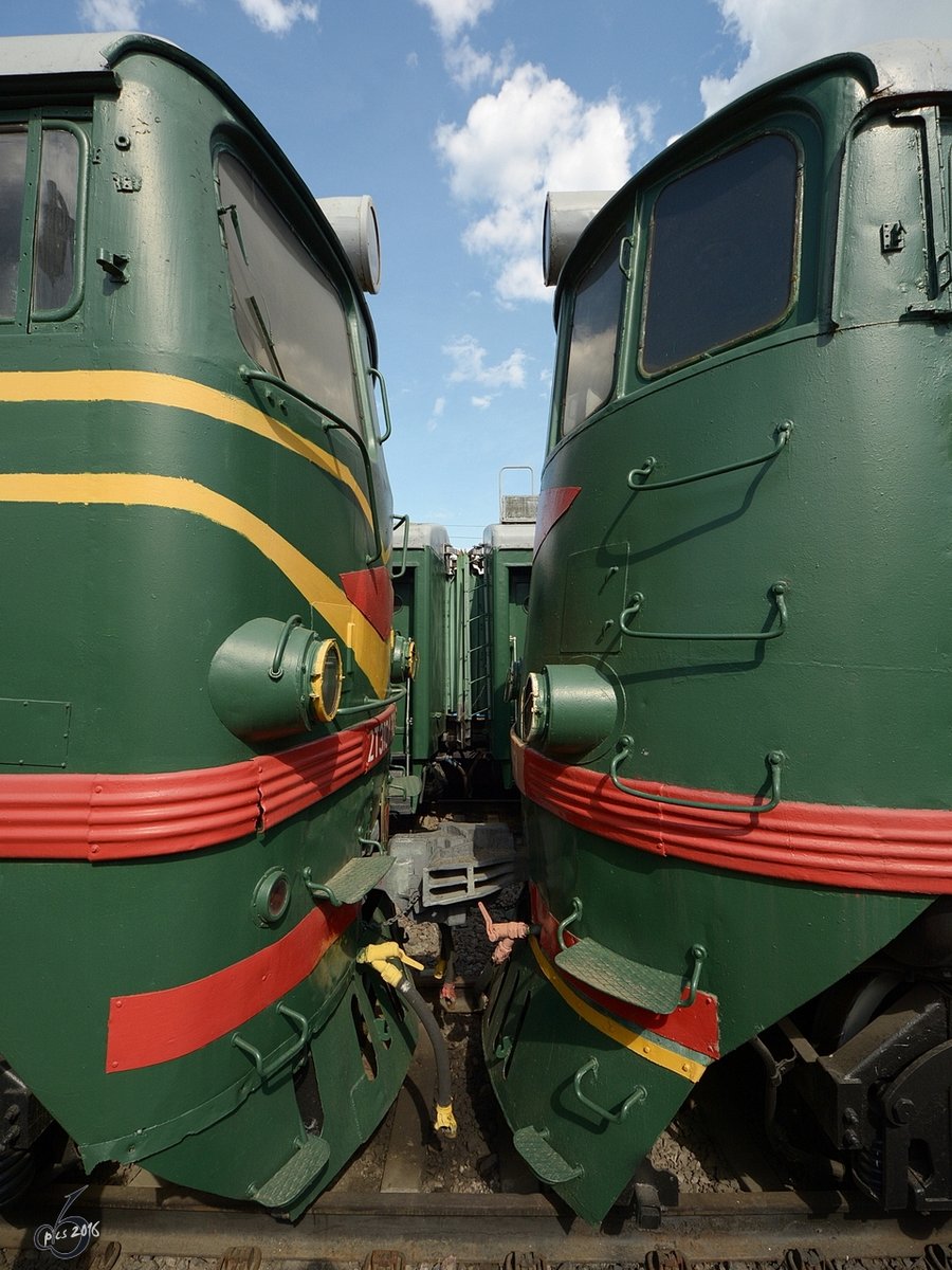 Zwei Diesellokomotiven Nase an Nase Anfang Mai 2016 im Eisenbahnmuseum am Rigaer Bahnhof von Moskau.