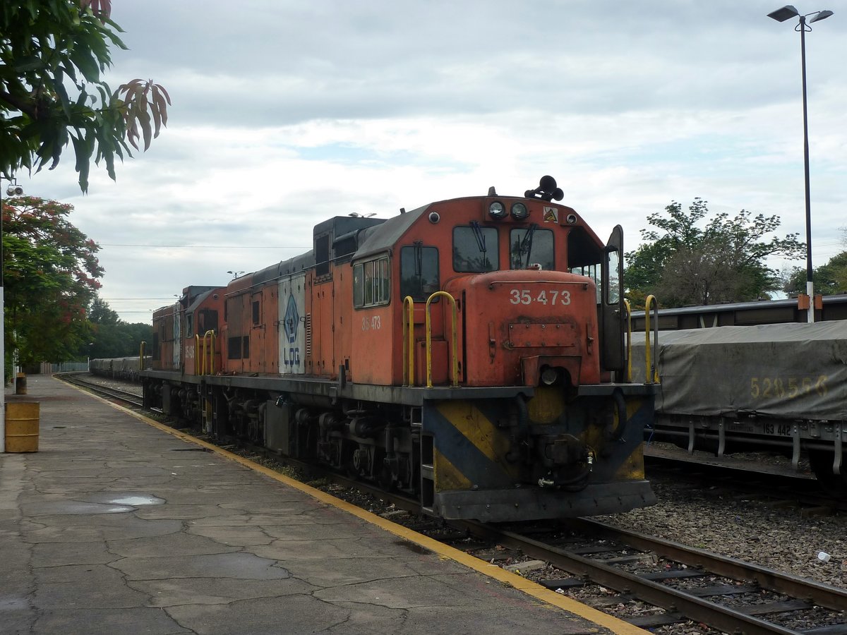 Zwei Dieselloks am Bahnsteig vom Bahnhof Victoria Falls am 13.12.2014.