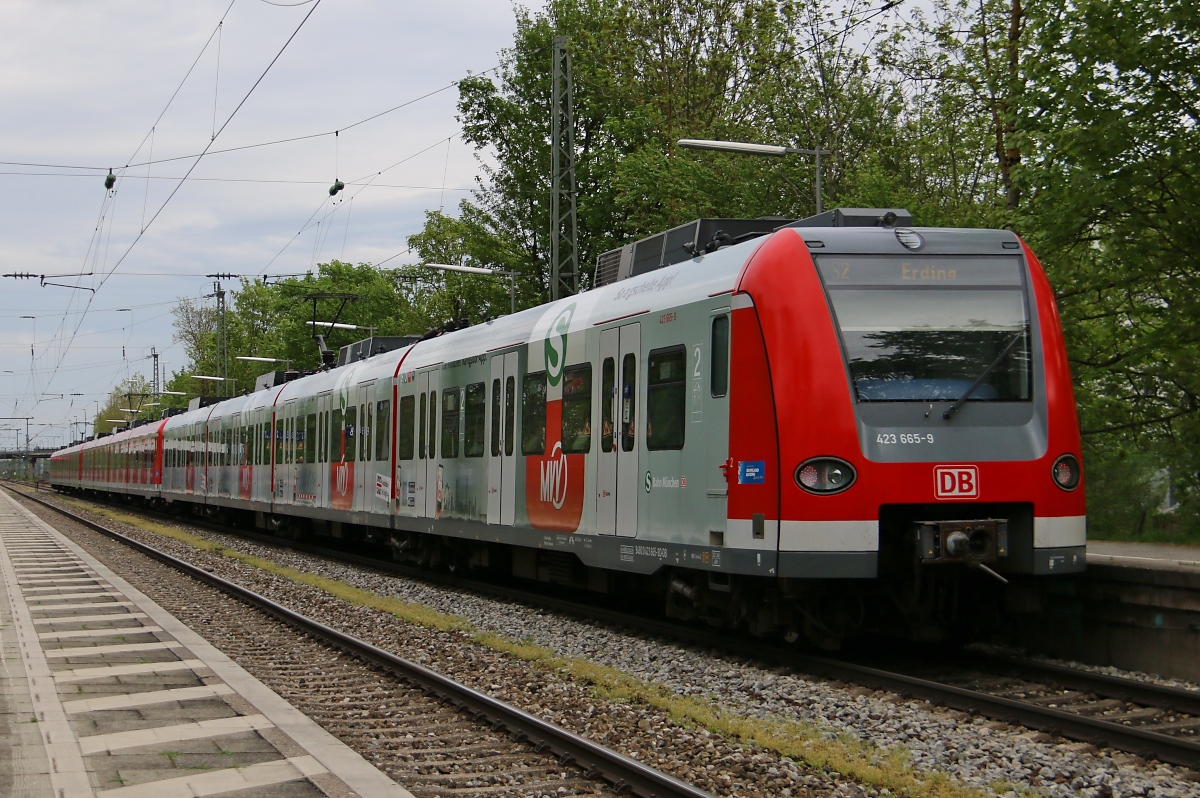 Zwei Einheiten der BR 423 (423 665 am Zugschluss) fuhren am 04.05.2015 als S2 nach Erding. Hier beim Halt in München-Riem.