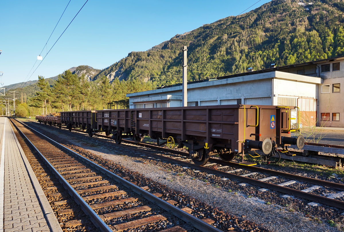 Zwei Elos und zwei Materialwagen am 14.4.2016 im Bahnhof Dellach im Drautal.