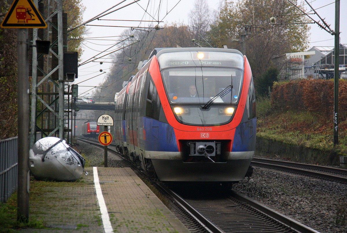 Zwei Euregiobahn (RB20) aus Heerlen(NL)-Stolberg-Hbf kommen die Kohlscheider-Rampe hoch aus Richtung Herzogenrath und halten in Kohlscheid und fahren in Richtung Richterich,Laurensberg,Aachen-West. 
Bei Regenwolken am Kalten Morgen vom 25.11.2015.