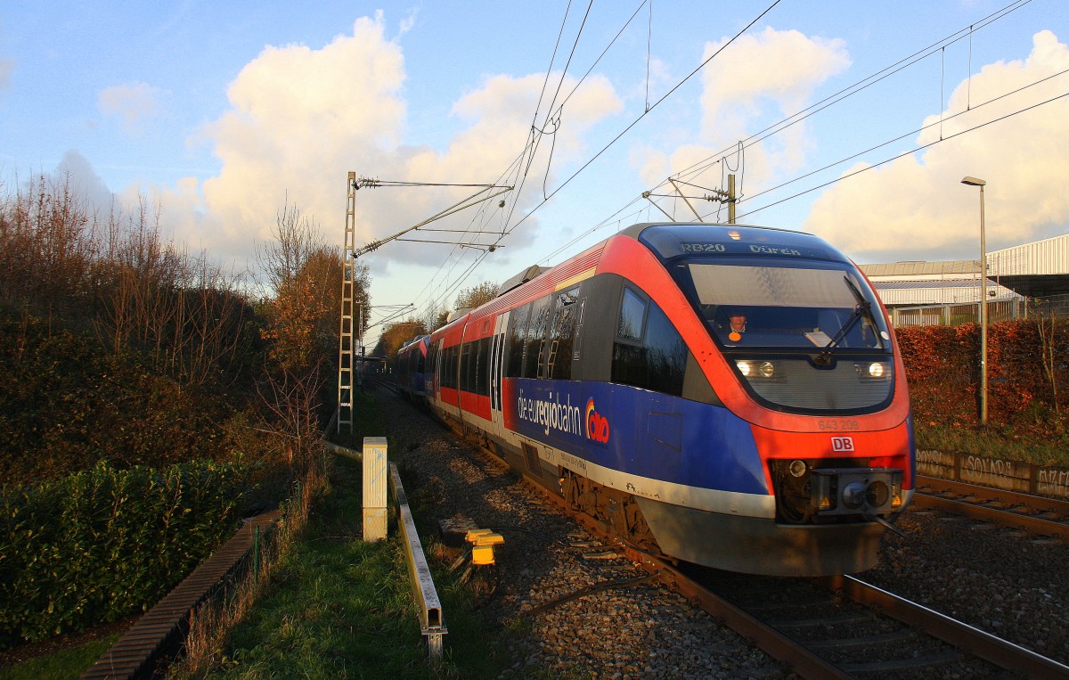 Zwei Euregiobahn (RB20) aus Heerlen(NL)-Stolberg-Hbf kommen die Kohlscheider-Rampe hoch aus Richtung Herzogenrath und halten in Kohlscheid und fahren in Richtung Richterich,Laurensberg,Aachen-West. 
Bei Sonne und Wolken am Kalten Nachmittag vom 26.11.2015.